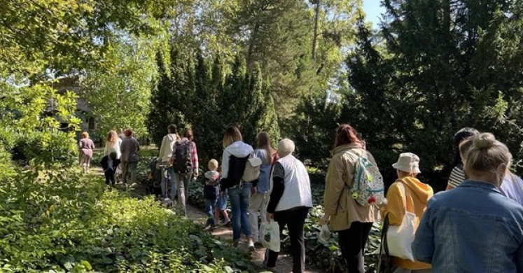 Healing Ukraine: The Therapeutic Role of Botanical Gardens in a Time of War